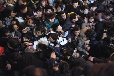 2014年12月31日23时40分许,上海外滩陈毅广场附近,拥挤的人群让很多年轻人很难站立。郭现中 摄/CFP 2014年12月31日23时40分许,上海外滩陈毅广场附近,拥挤的人群让很多年轻人很难站立。郭现中 摄/CFP